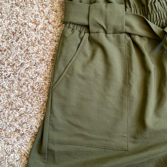 🍂 NWOT Olive green paper bag shorts - Picture 2 of 5